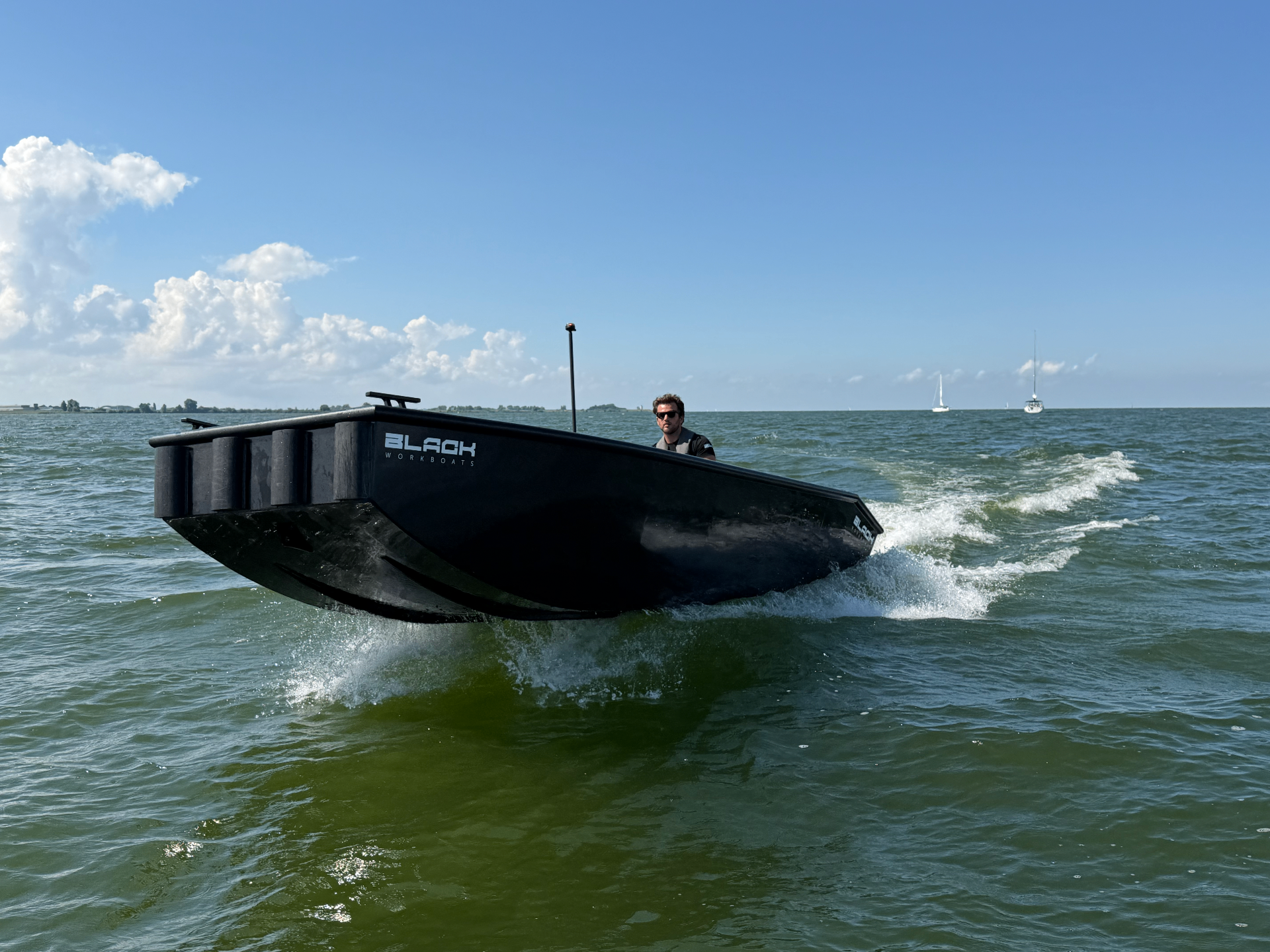 BJ 550 planing on the water